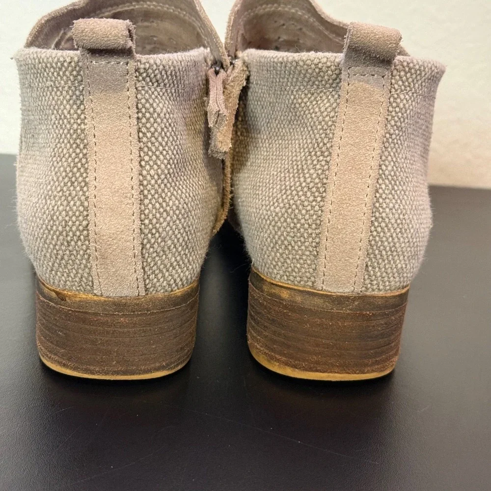 Toms deia suede